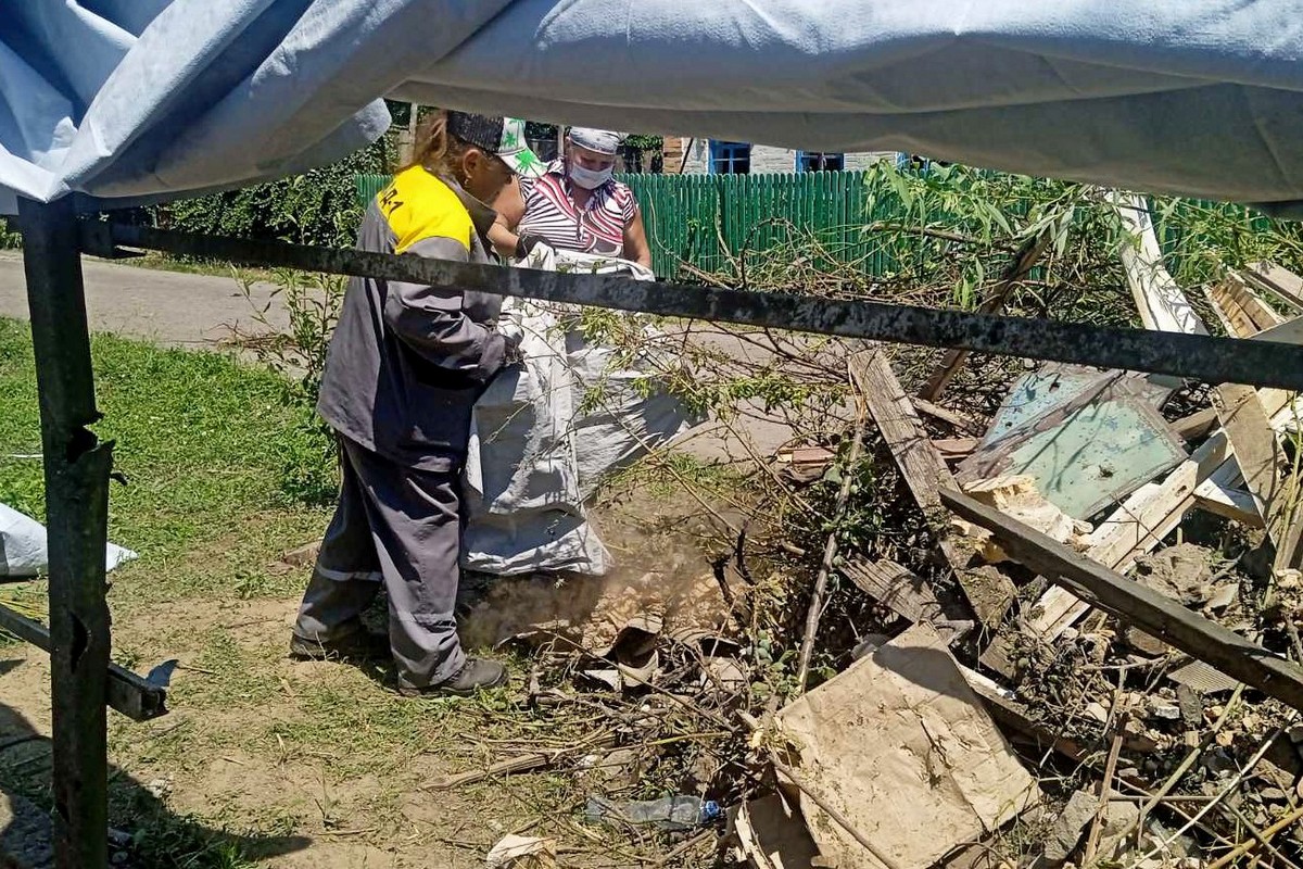 Місто, яке живе попри все: комунальники Нікополя усувають наслідки обстрілів і дбають про благоустрій