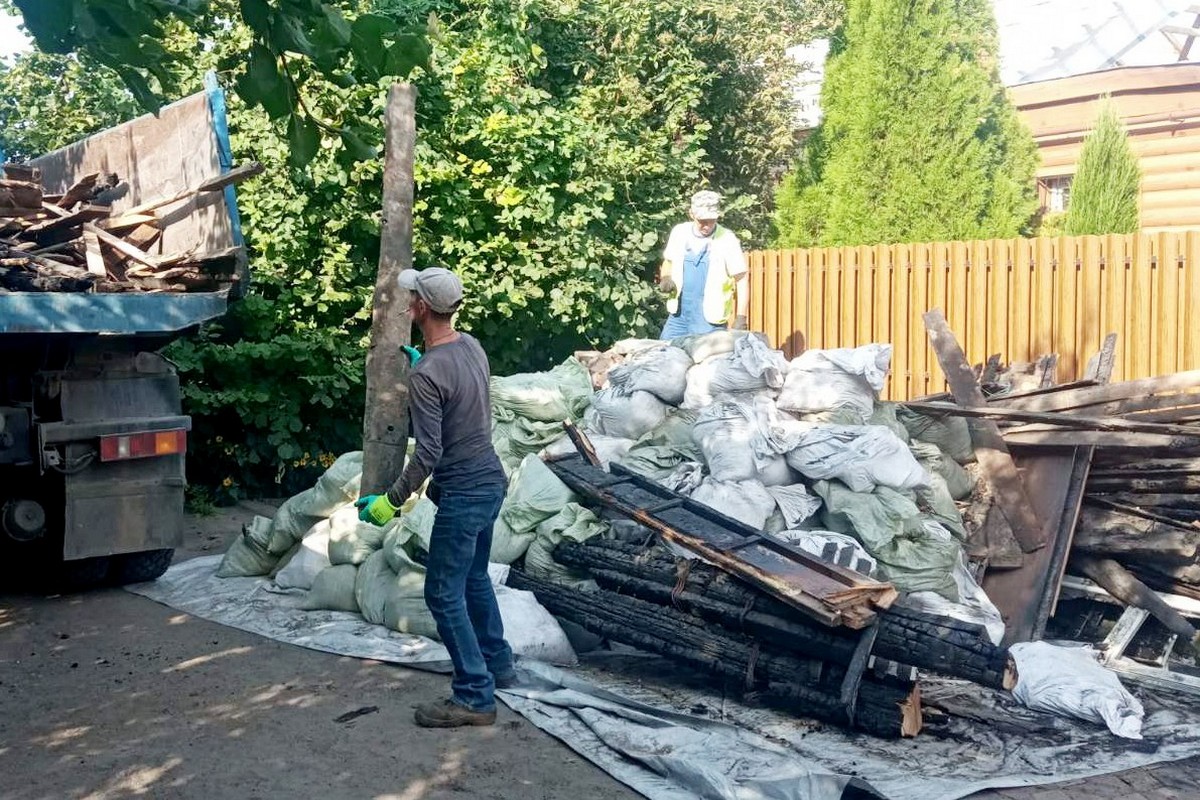 Місто, яке живе попри все: комунальники Нікополя усувають наслідки обстрілів і дбають про благоустрій