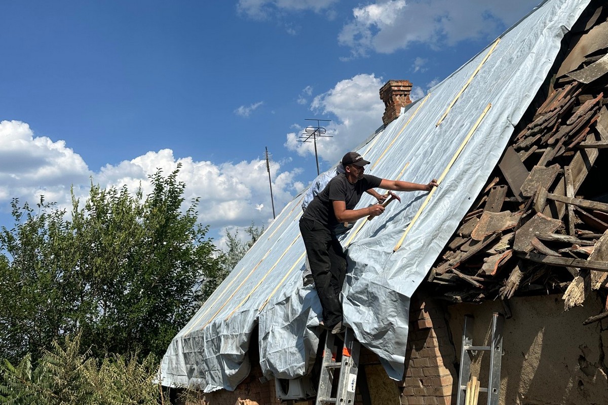 Місто, яке живе попри все: комунальники Нікополя усувають наслідки обстрілів і дбають про благоустрій