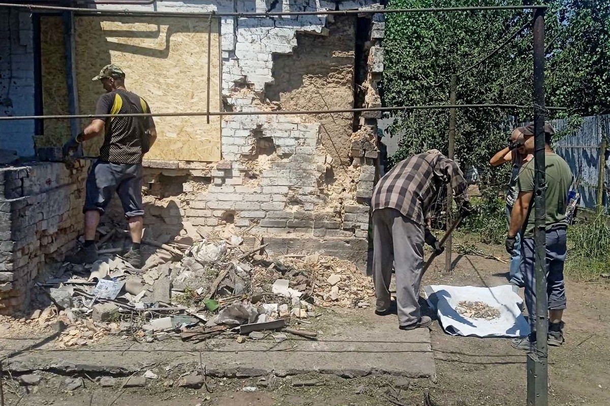 Місто, яке живе попри все: комунальники Нікополя усувають наслідки обстрілів і дбають про благоустрій