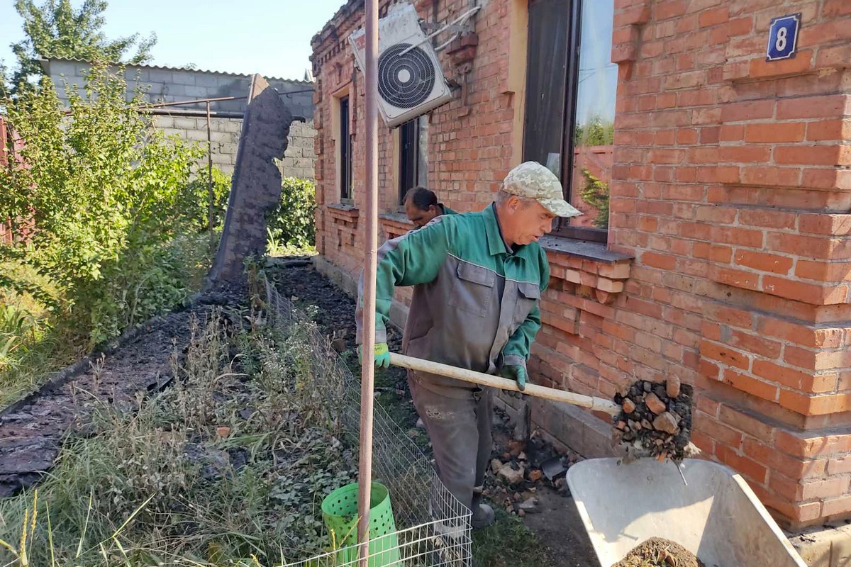 Місто, яке живе попри все: комунальники Нікополя усувають наслідки обстрілів і дбають про благоустрій