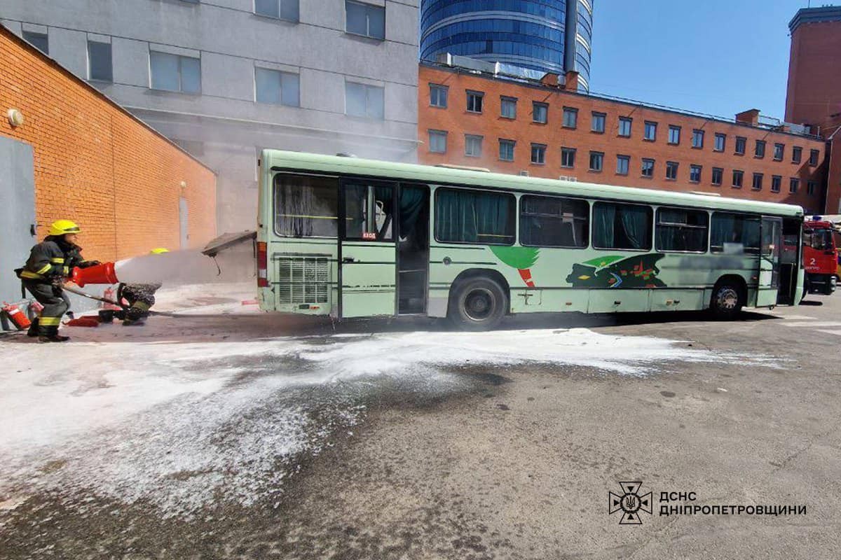 У Дніпрі спалахнув пасажирський автобус (фото)