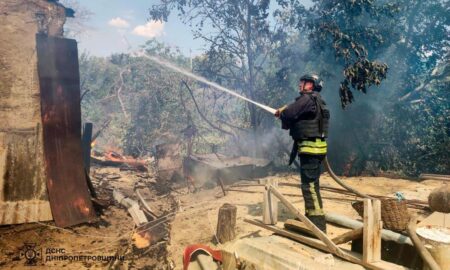 У Нікополі внаслідок обстрілу загорівся будинок 16 липня (фото)