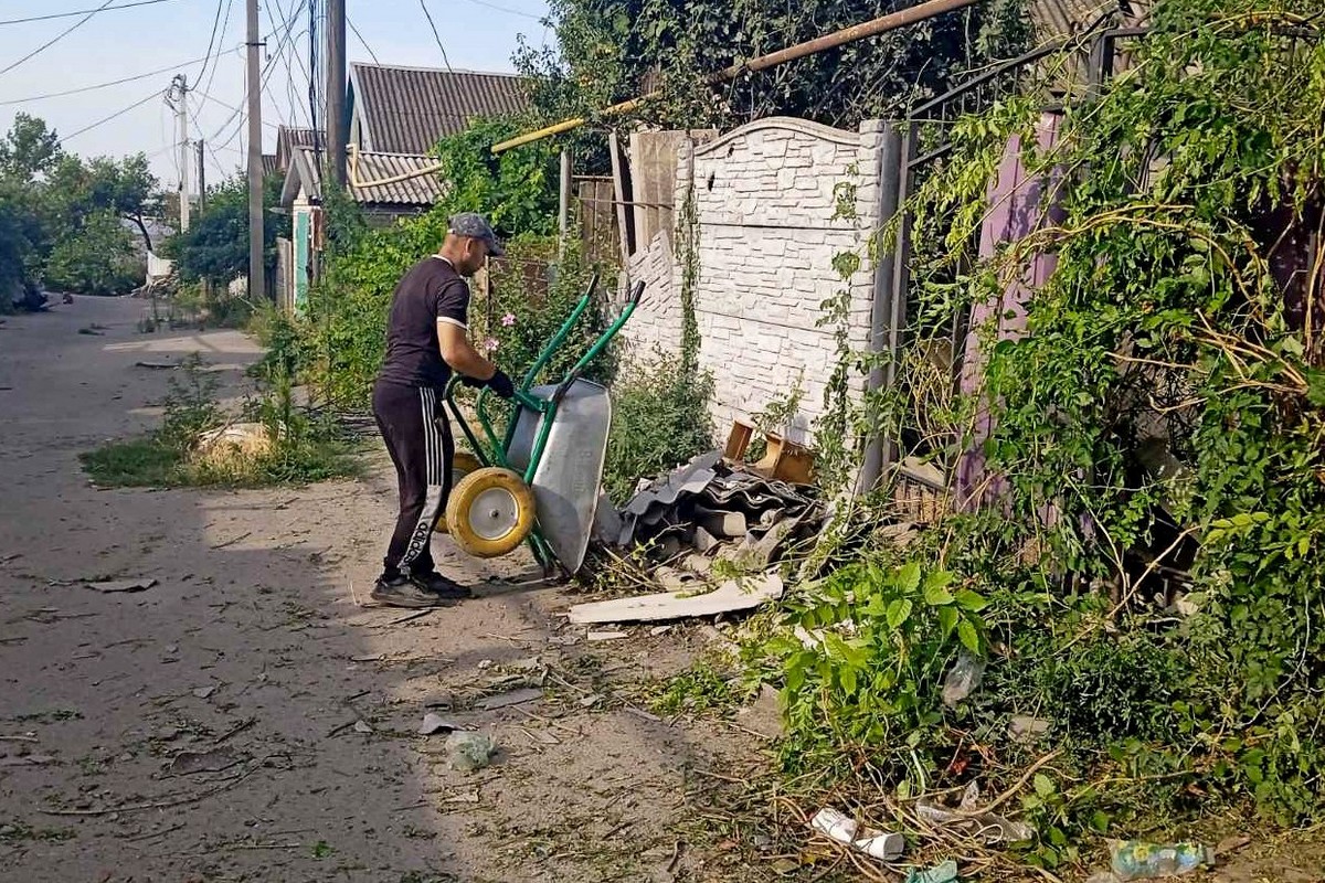 Місто, яке живе попри все: комунальники Нікополя усувають наслідки обстрілів і дбають про благоустрій