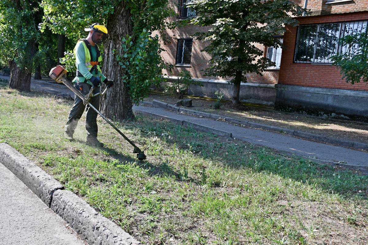 Місто, яке живе попри все: комунальники Нікополя усувають наслідки обстрілів і дбають про благоустрій