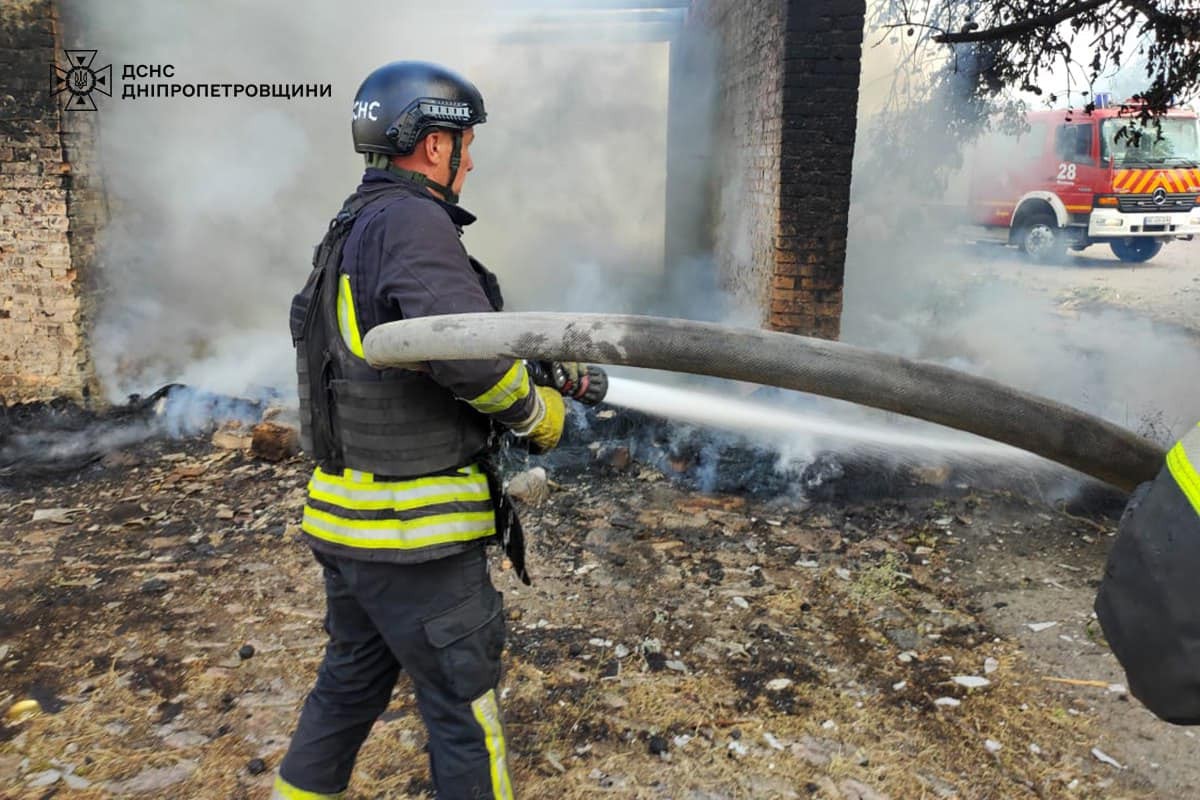 У Нікополі через ворожий обстріл виникла пожежа: фото