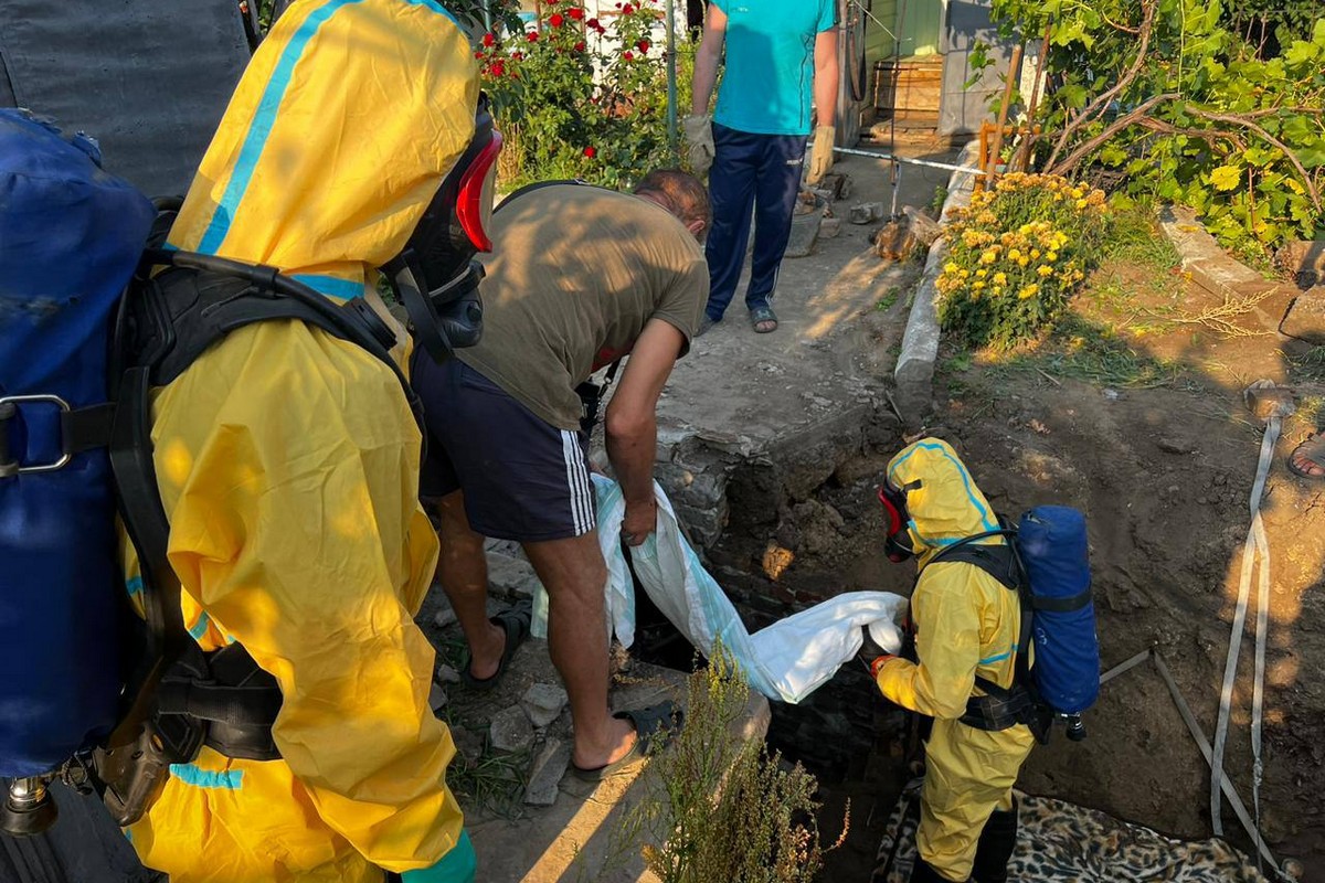 У Марганці виявили труп чоловіка в комунікаційному колодязі (фото)