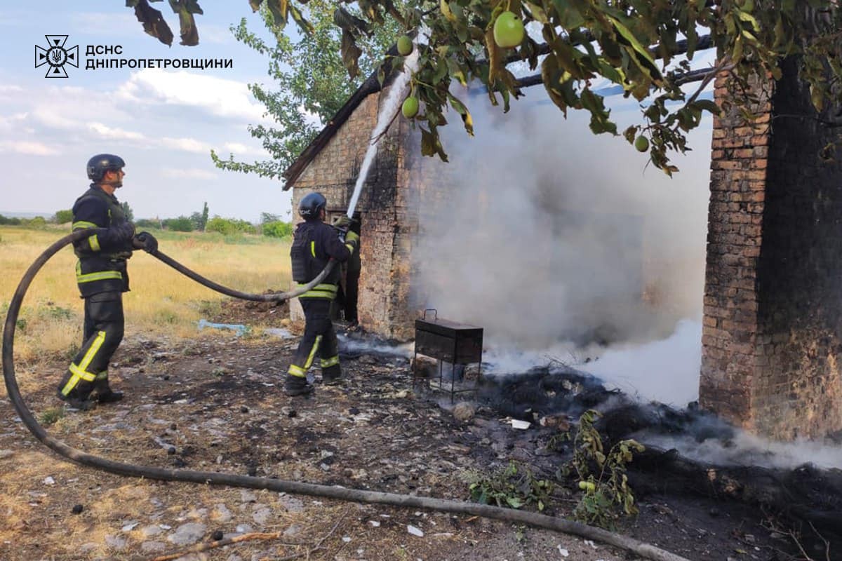 У Нікополі через ворожий обстріл виникла пожежа: фото