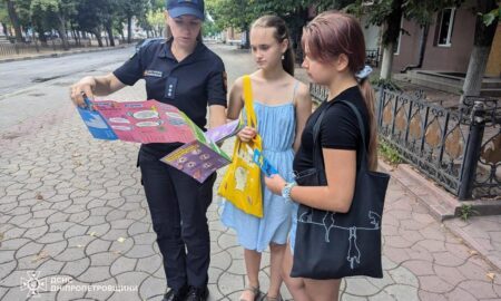 Рятувальники на вулицях Нікополя і Покрова провели бесіди про безпеку дітей (фото)