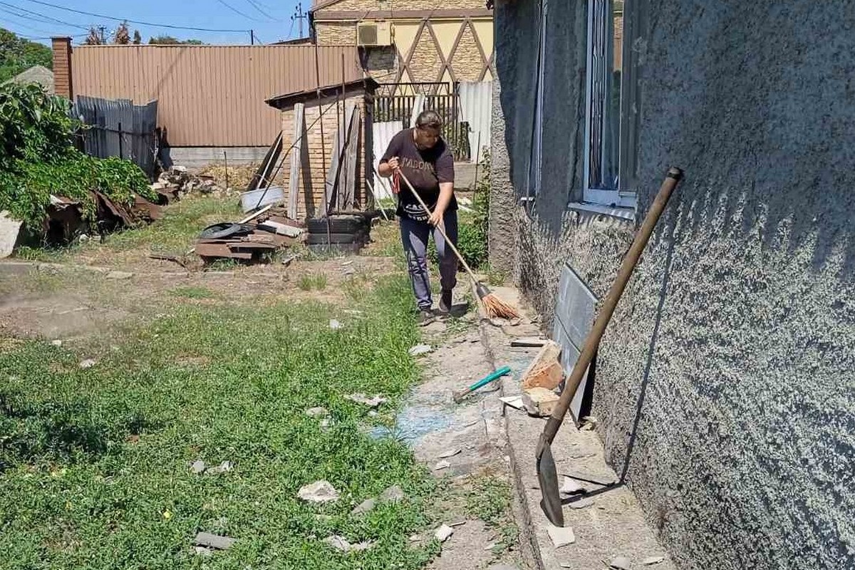 У Нікополі під обстрілами комунальники працюють у штатному режимі (фото)