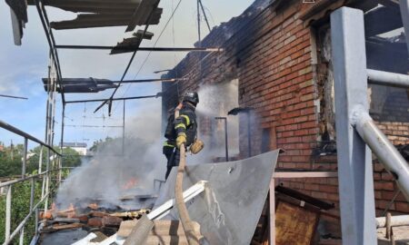 У Нікополі загорілося житло на площі 160 квадратів через ворожий обстріл 25 липня