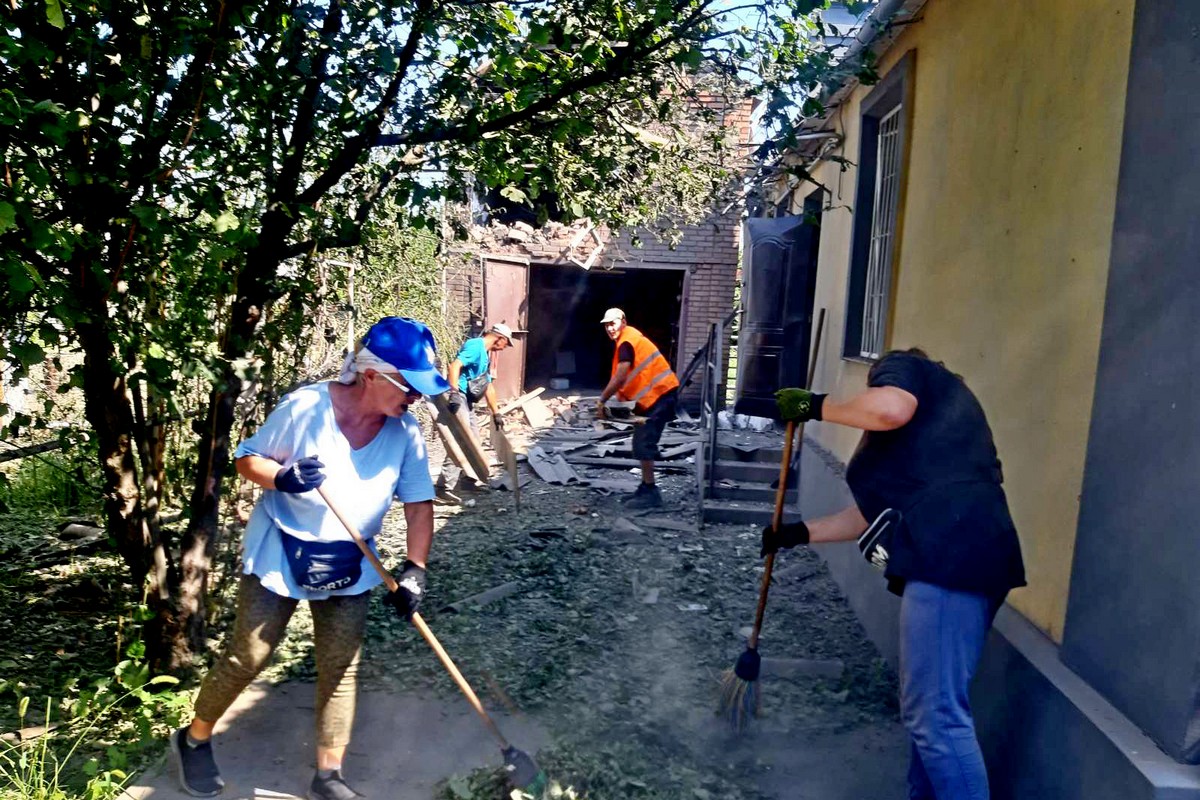 У Нікополі під обстрілами комунальники працюють у штатному режимі (фото)