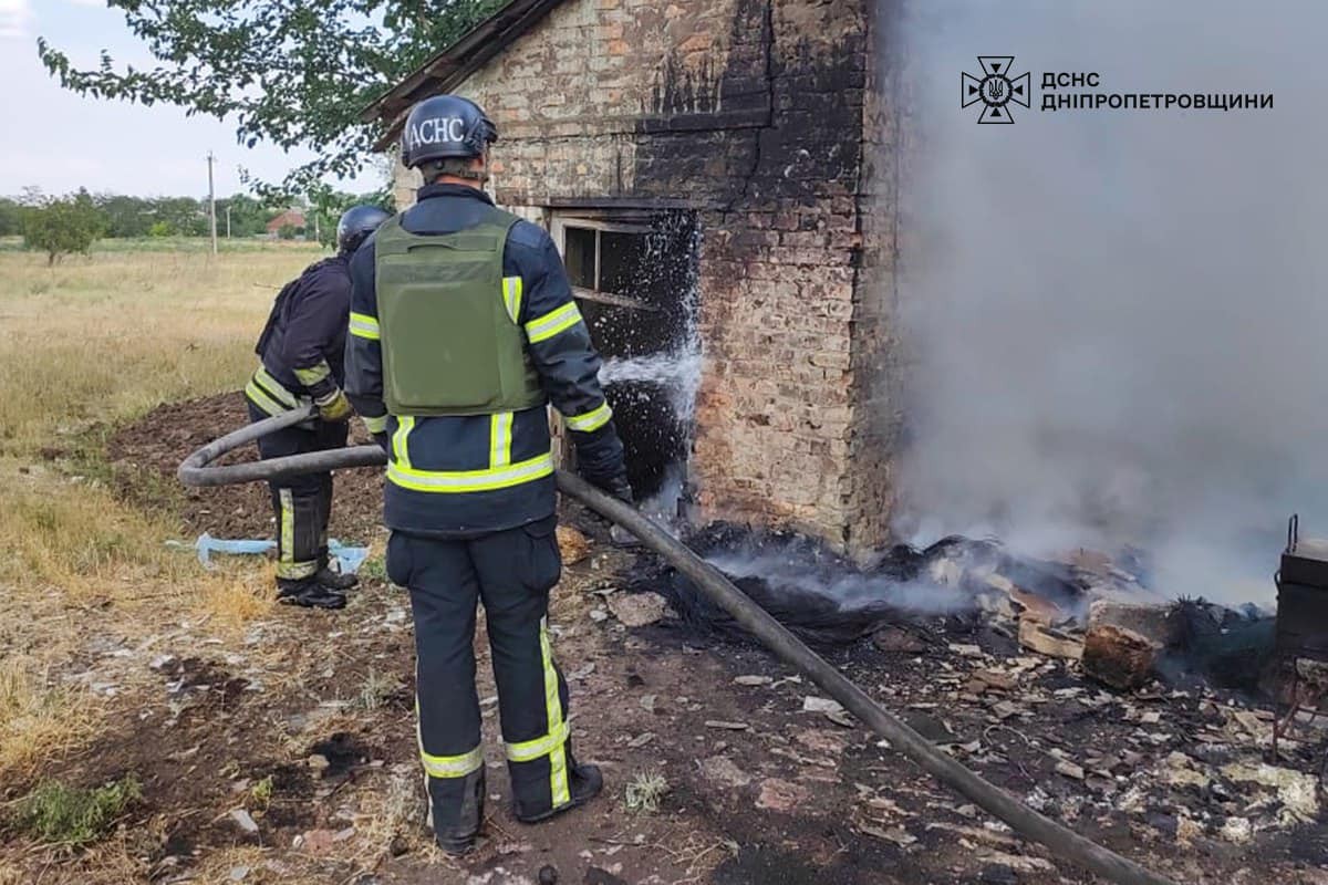 У Нікополі через ворожий обстріл виникла пожежа: фото