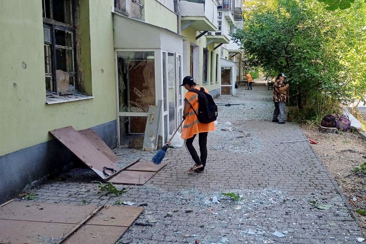 У Нікополі під обстрілами комунальники працюють у штатному режимі (фото)