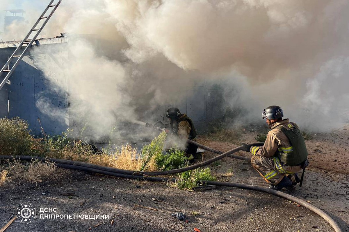 У Нікополі виникла пожежа внаслідок обстрілу 24 липня вранці (фото, відео)