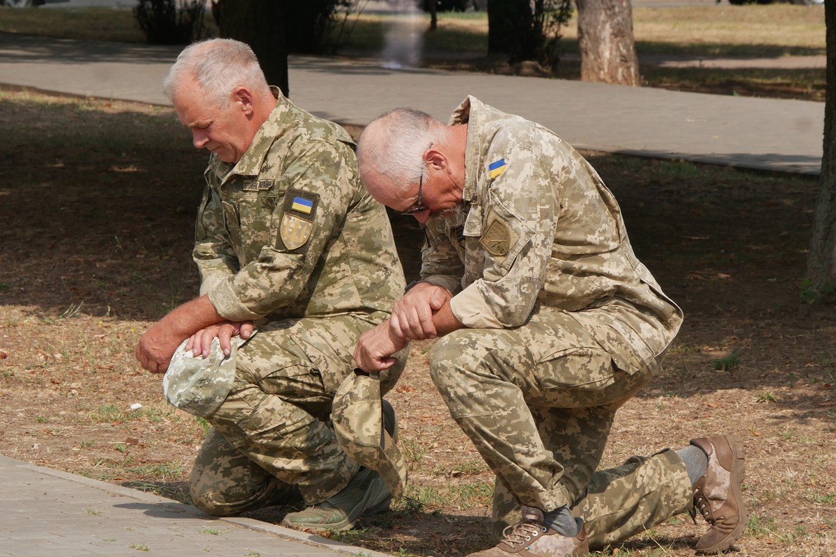 Люди схилялися у скорботі… Покров сьогодні прощався із Захисником (фото)