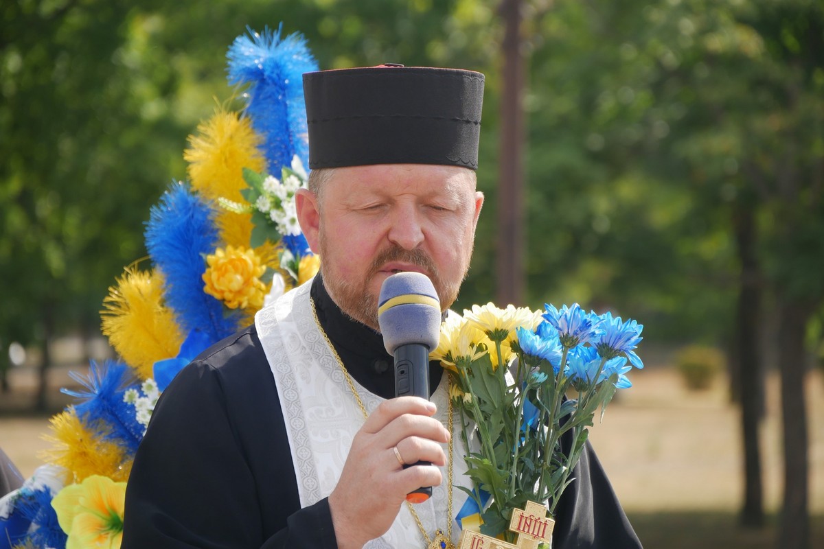 Люди схилялися у скорботі… Покров сьогодні прощався із Захисником (фото)