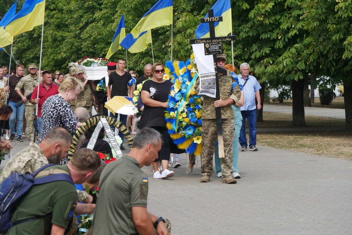 Люди схилялися у скорботі… Покров сьогодні прощався із Захисником (фото)