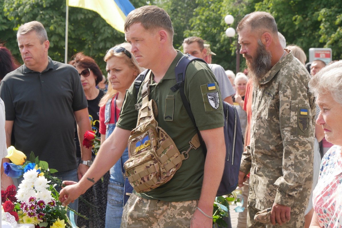 Люди схилялися у скорботі… Покров сьогодні прощався із Захисником (фото)