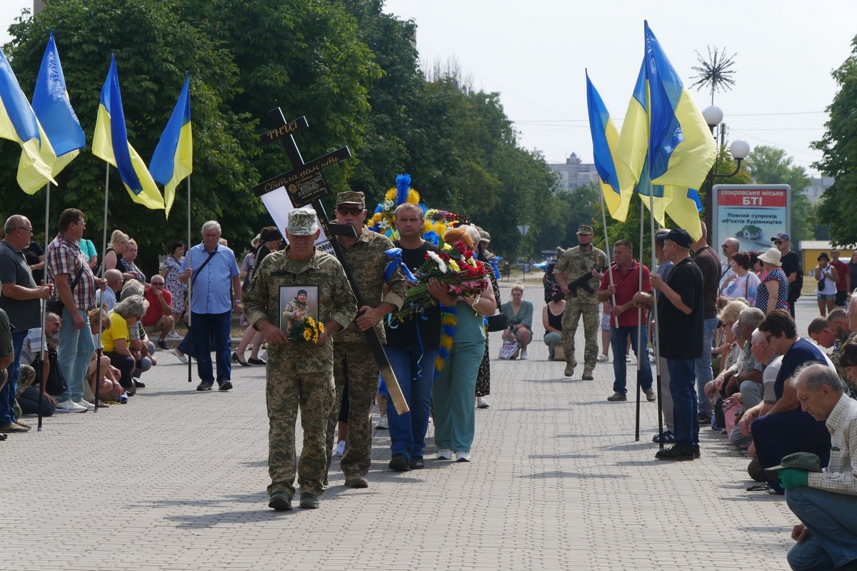 Люди схилялися у скорботі… Покров сьогодні прощався із Захисником (фото)