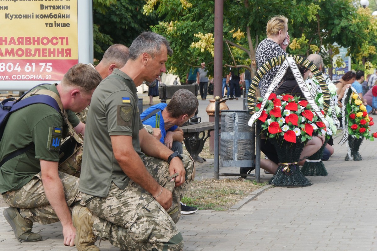 Люди схилялися у скорботі… Покров сьогодні прощався із Захисником (фото)