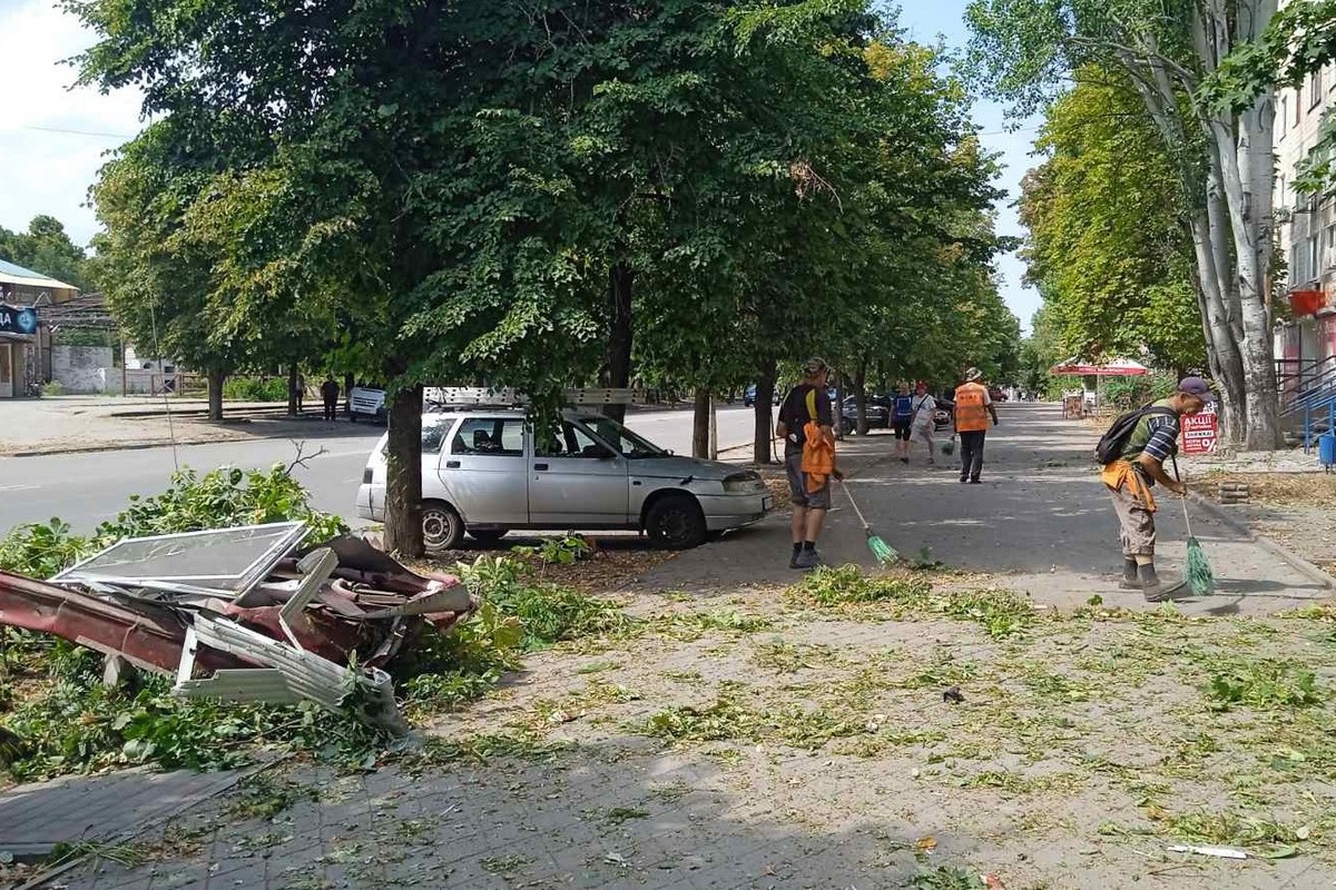 Ворог продовжує атакувати Нікополь: комунальники усувають наслідки