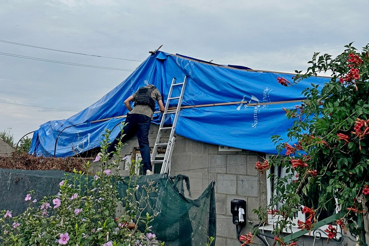 Ворог продовжує атакувати Нікополь: комунальники усувають наслідки