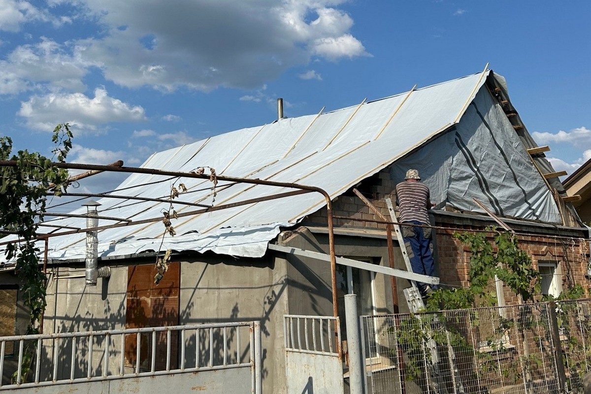 Ворог продовжує атакувати Нікополь: комунальники усувають наслідки