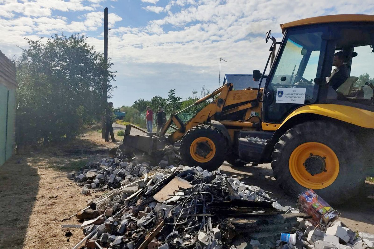 Ворог продовжує атакувати Нікополь: комунальники усувають наслідки