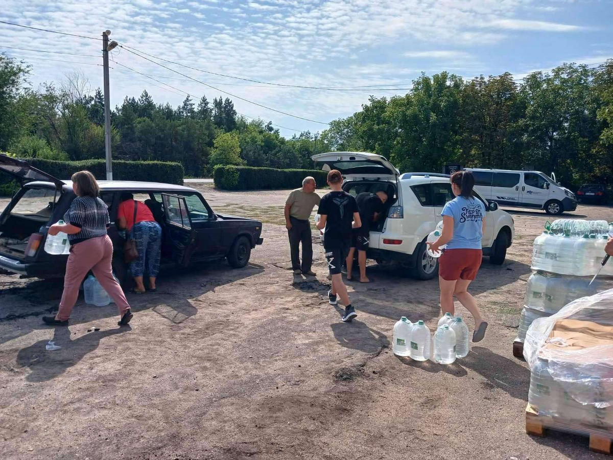 Мешканцям Томаківської громади роздали бутильовану воду