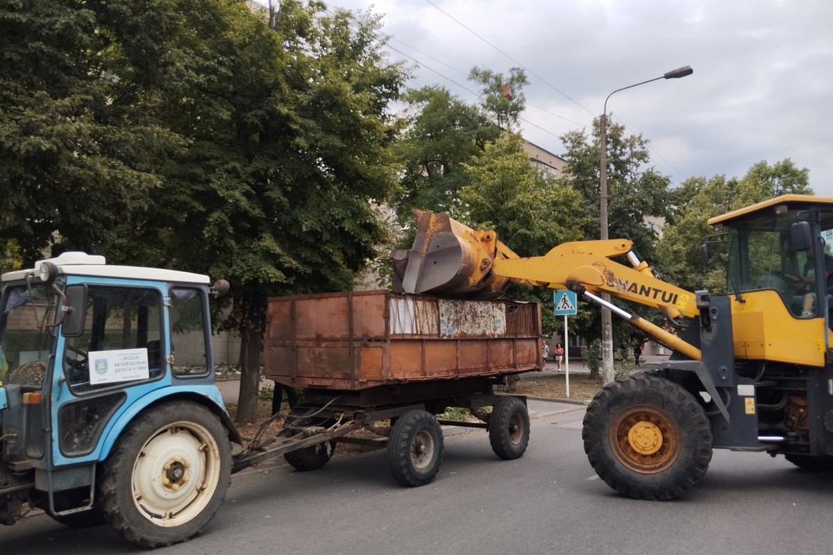 Ворог продовжує атакувати Нікополь: комунальники усувають наслідки