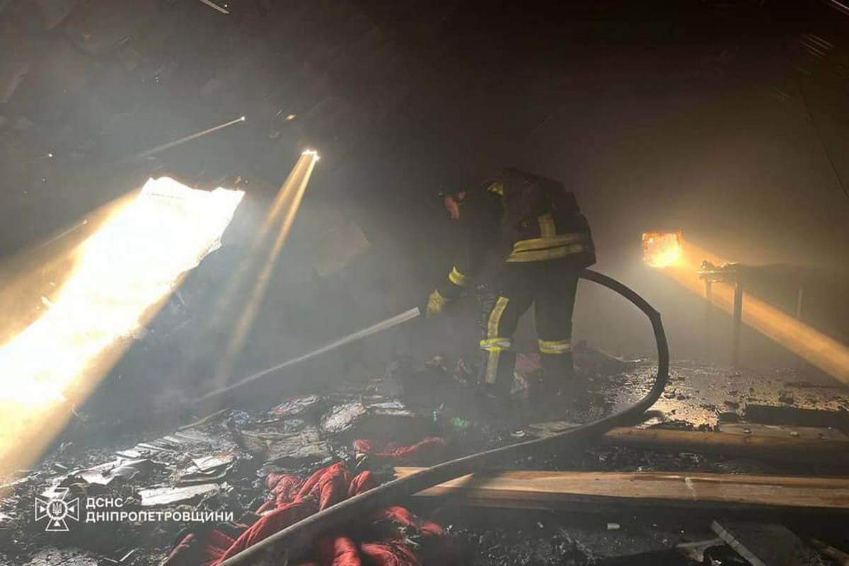 У Нікополі сьогодні внаслідок обстрілу горів будинок на площі 90 квадратів 1 У Нікополі сьогодні внаслідок обстрілу горів будинок на площі 90 квадратів