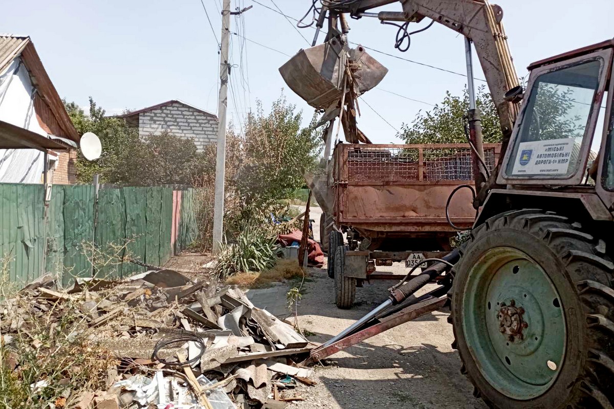 Ворог продовжує атакувати Нікополь: комунальники усувають наслідки