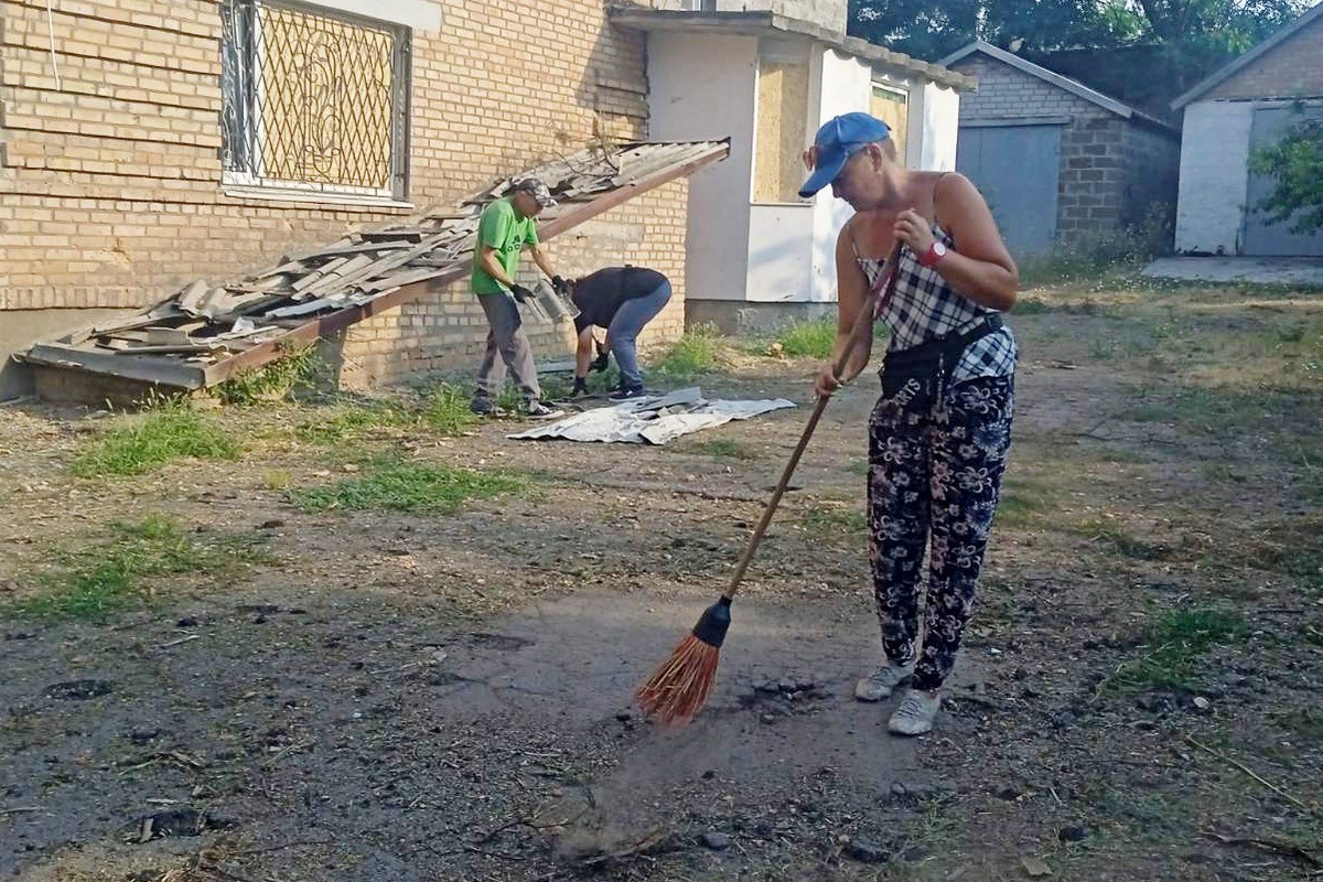 Ворог продовжує атакувати Нікополь: комунальники усувають наслідки