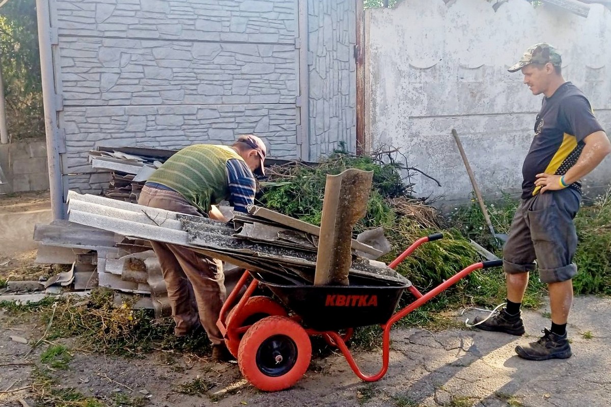 Ворог продовжує атакувати Нікополь: комунальники усувають наслідки