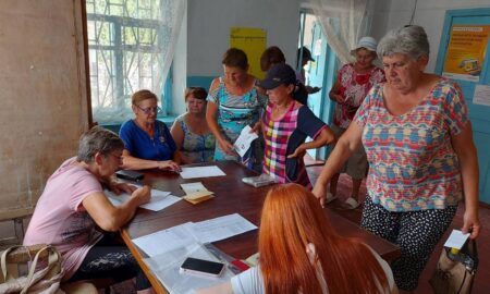 Мешканцям трьох сіл Томаківської громади видали гуманітарну допомогу