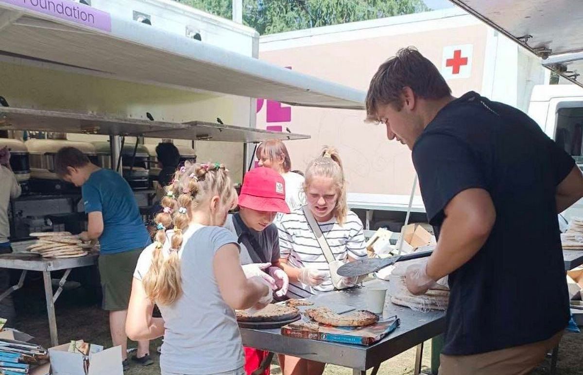 Мешканців восьми сіл Нікопольщини благодійники пригостили піцою (фото)