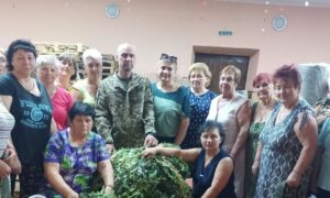 На Нікопольщині волонтерський центр передав військовим 9 маскувальних сіток