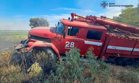 На Нікопольщини ворог поранив рятувальника і пошкодив пожежну машину (фото)