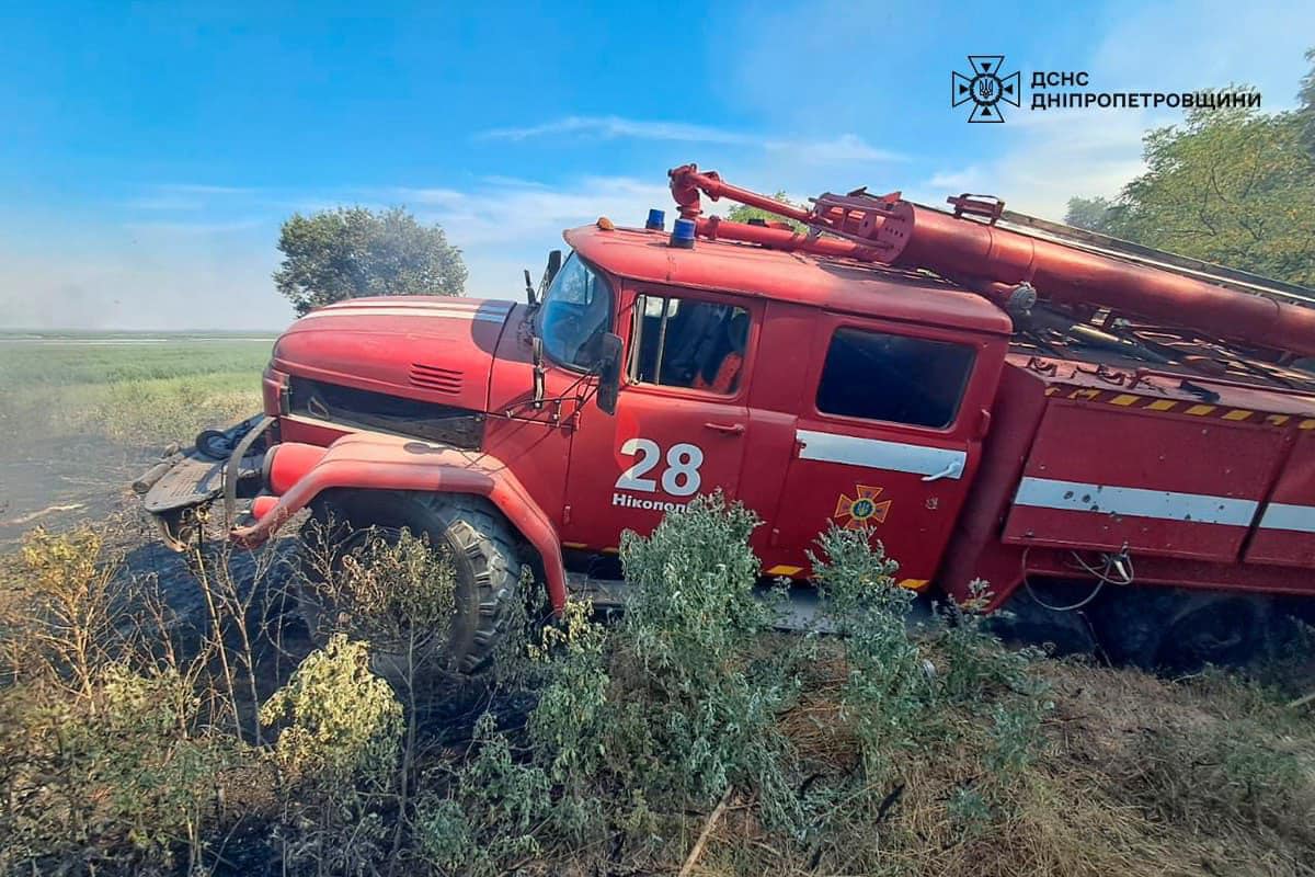 На Нікопольщини ворог поранив рятувальника і пошкодив пожежну машину (фото)