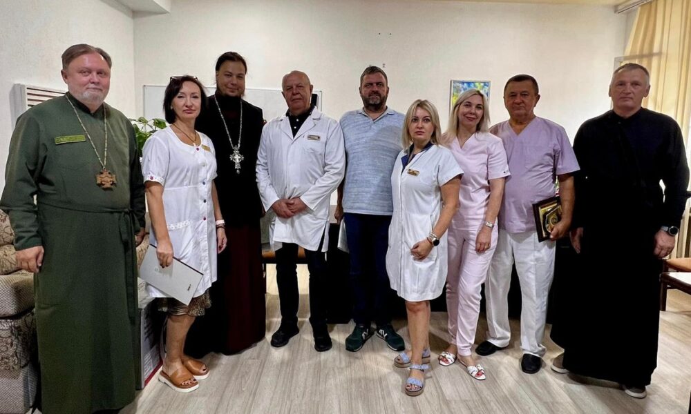 У Нікополі духовенство ПЦУ привітало медиків з професійним святом (фото)