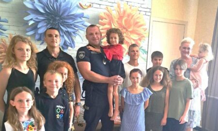 Вірші та обійми: у Марганці діти привітали поліцейських з їх професійним святом