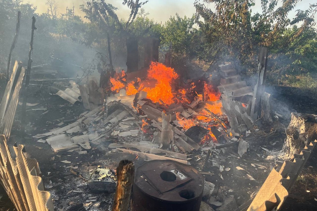 На Нікопольщині мешканці допомагали гасити пожежу після ворожого обстрілу (фото)