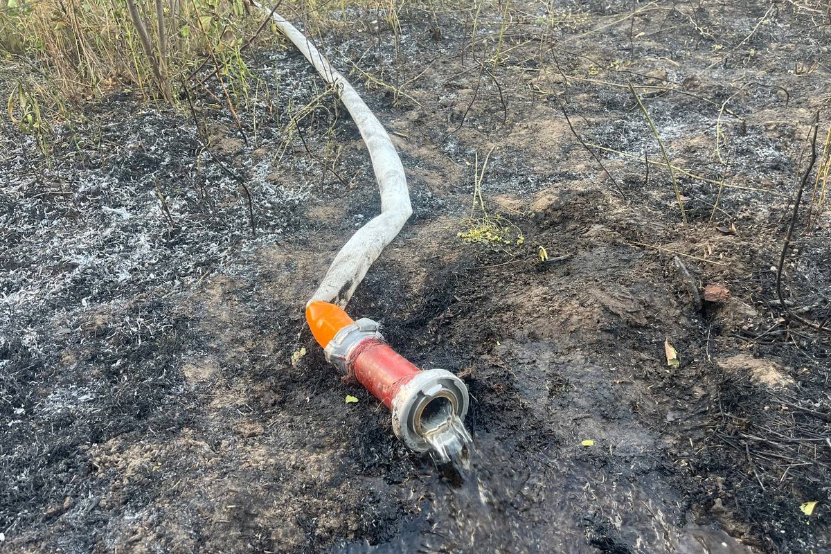 На Нікопольщині мешканці допомагали гасити пожежу після ворожого обстрілу (фото)