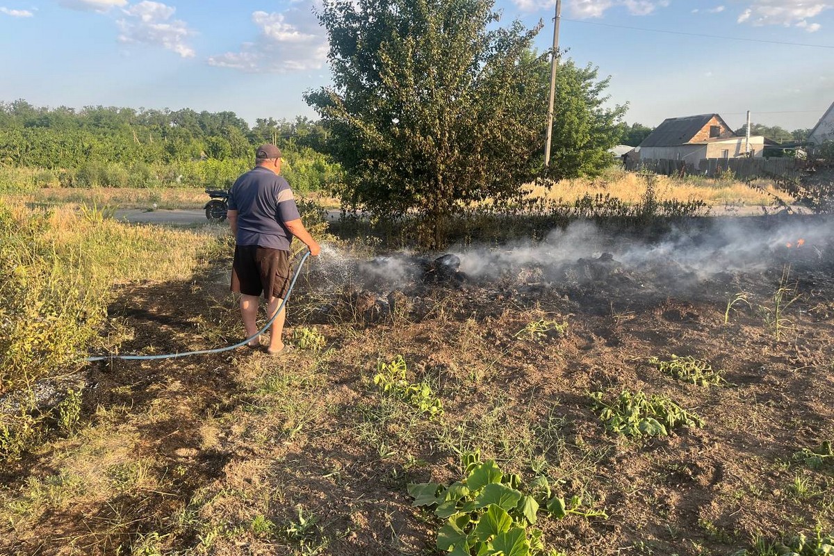 На Нікопольщині мешканці допомагали гасити пожежу після ворожого обстрілу (фото)