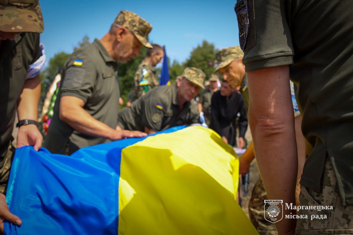 Захищав від навали Харківщину: у Марганці сьогодні провели в останню путь Героя (фото)