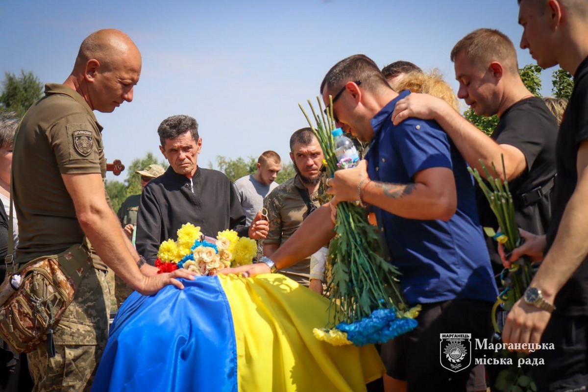 Захищав від навали Харківщину: у Марганці сьогодні провели в останню путь Героя (фото)