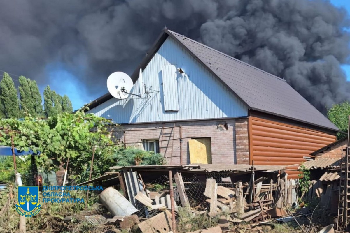 У Нікополі і районі через обстріли виникли пожежі на двох підприємствах, в приватному секторі і в екосистемі