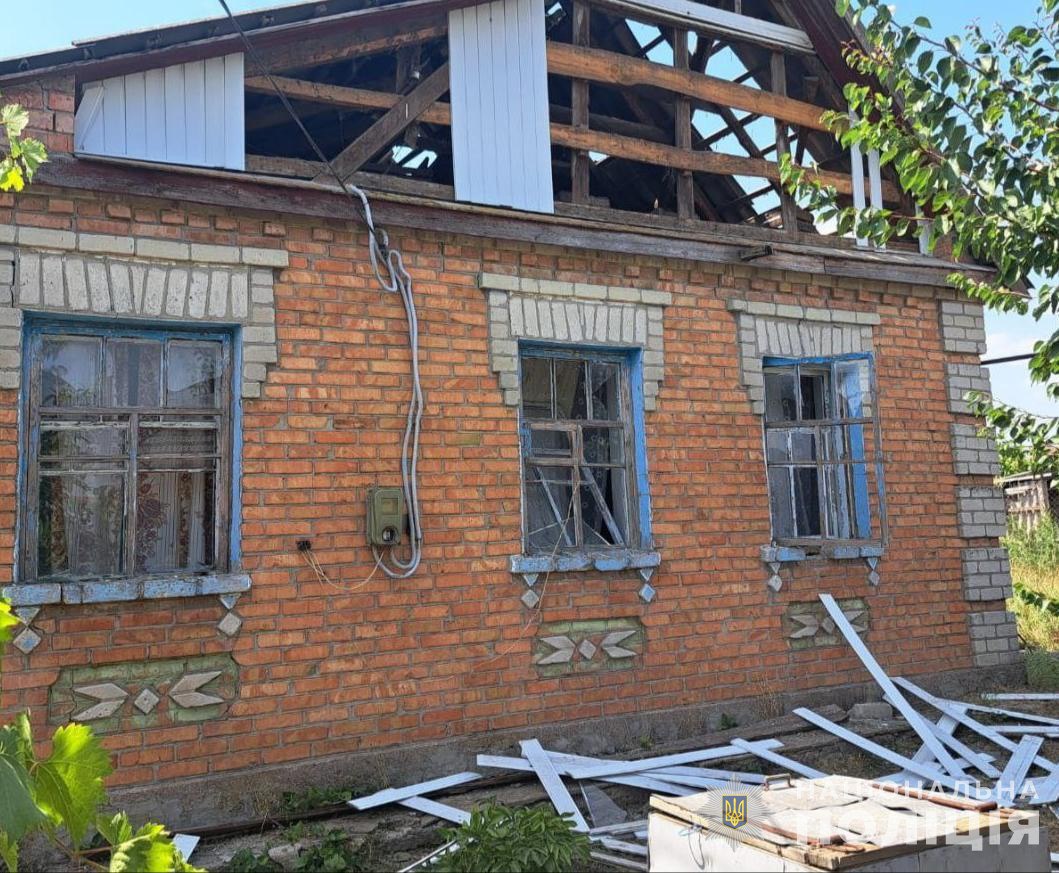 В приміщенні літньої кухні виявили тіло: про смертельний обстріл Нікополя розповіли у поліції