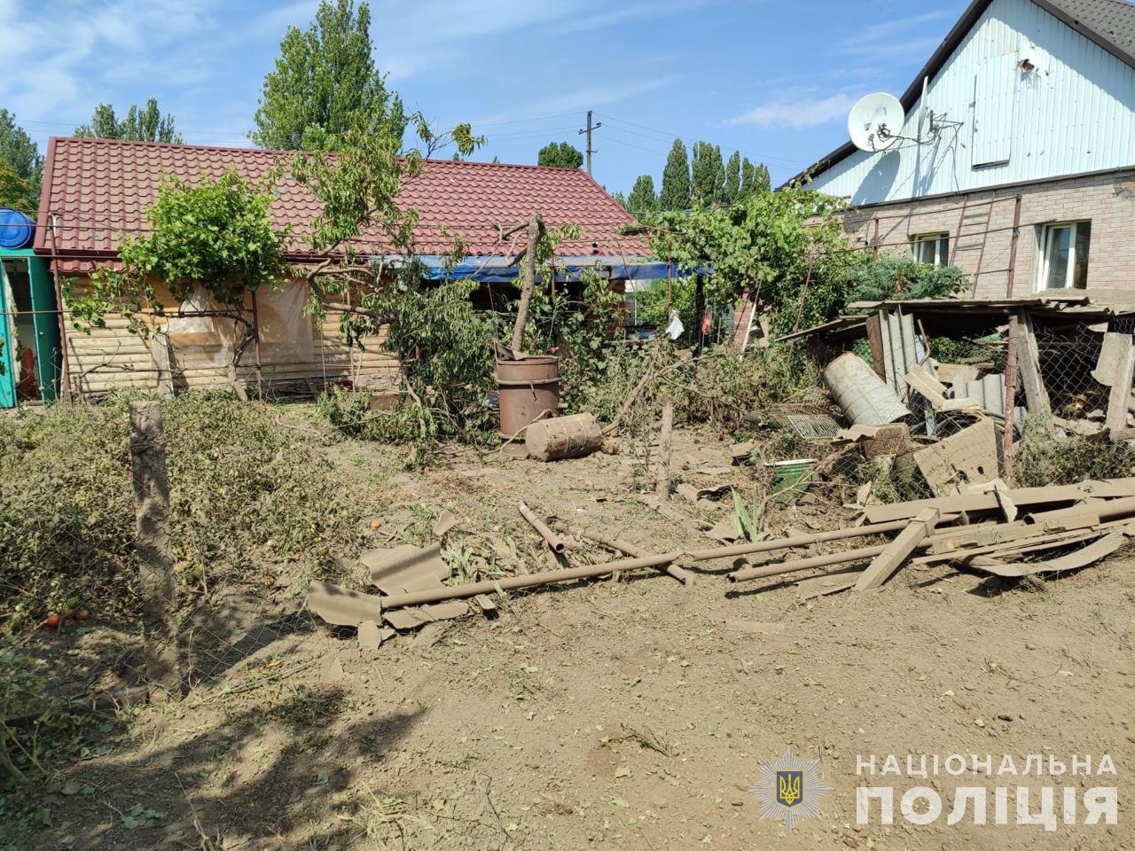 В приміщенні літньої кухні виявили тіло: про смертельний обстріл Нікополя розповіли у поліції